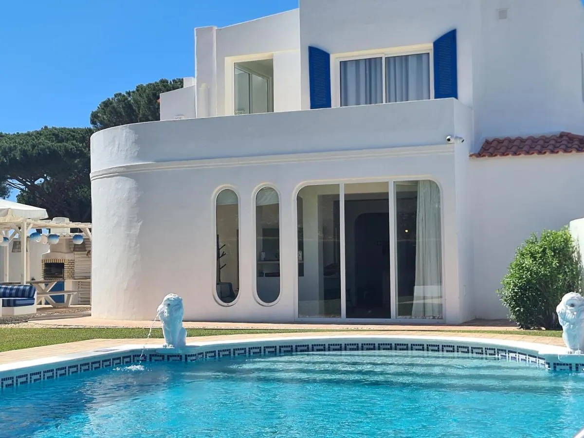 Villa Azul: Luxury Retreat with Private Pool and Club Access Vilamoura