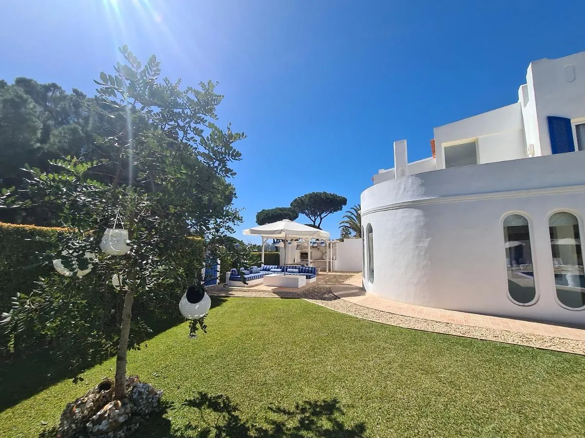 Villa Azul: Luxury Retreat with Private Pool and Club Access Vilamoura