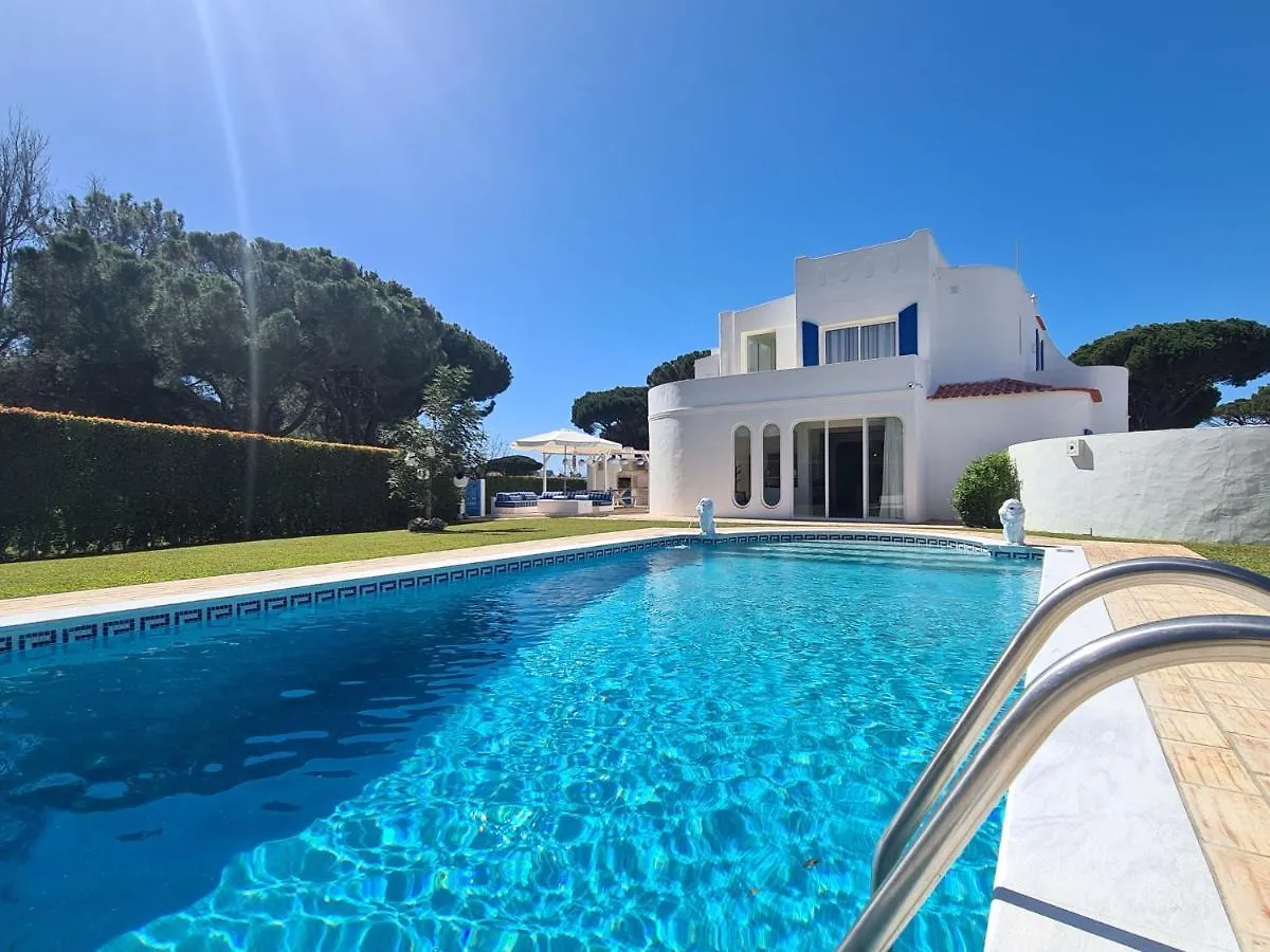 Villa Azul: Luxury Retreat with Private Pool and Club Access Vilamoura
