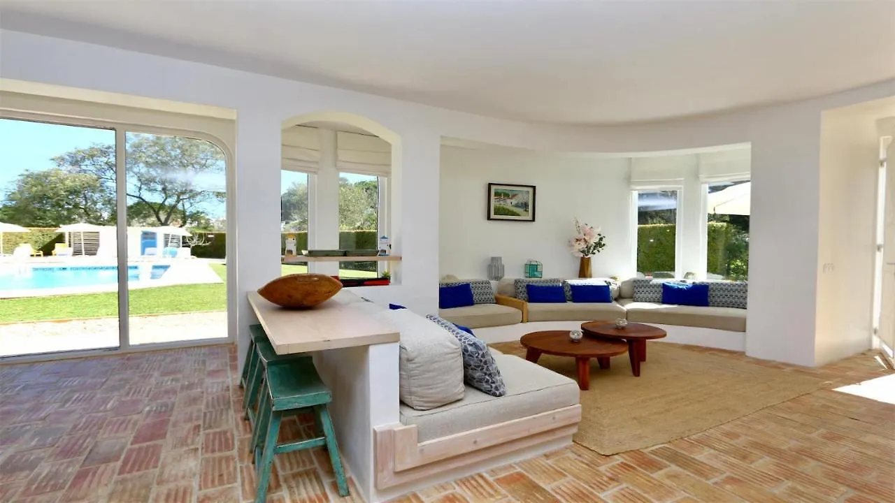 Villa Azul: Luxury Retreat with Private Pool and Club Access Vilamoura