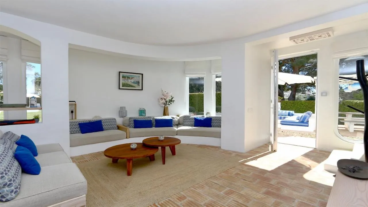 Villa Azul: Luxury Retreat with Private Pool and Club Access Vilamoura