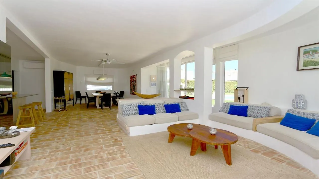 Villa Azul: Luxury Retreat with Private Pool and Club Access Vilamoura