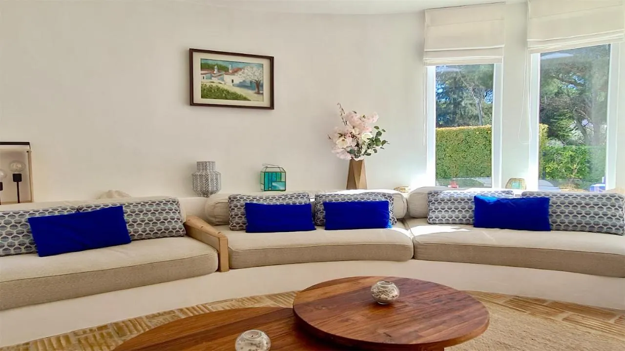 Villa Azul: Luxury Retreat with Private Pool and Club Access Vilamoura