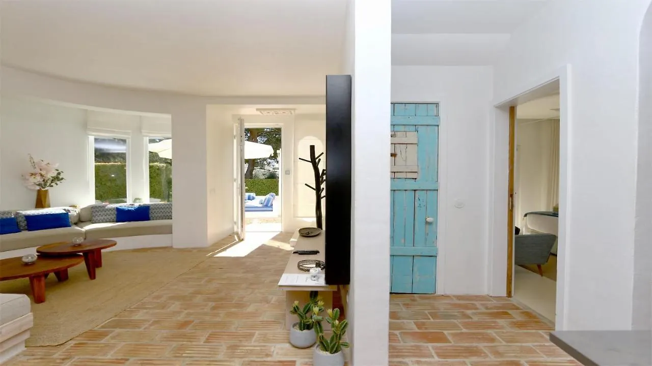 Villa Azul: Luxury Retreat with Private Pool and Club Access Vilamoura