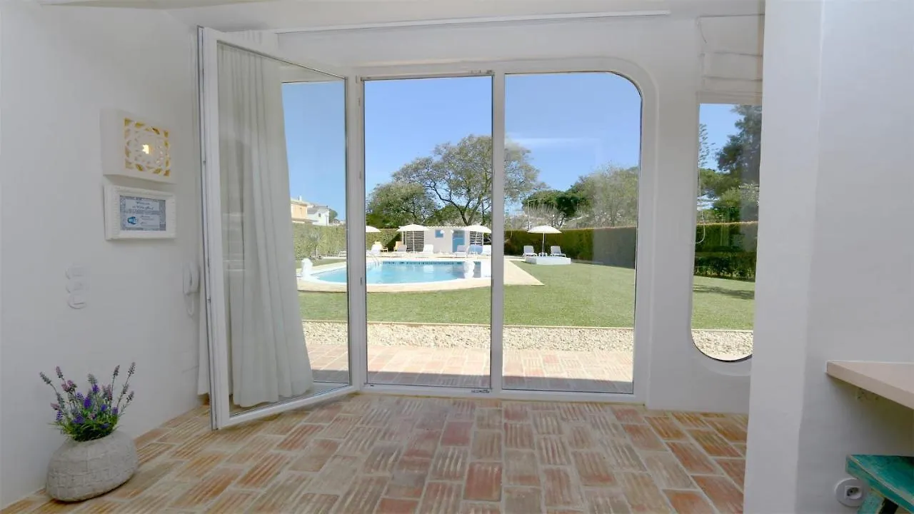 Villa Azul: Luxury Retreat with Private Pool and Club Access Vilamoura