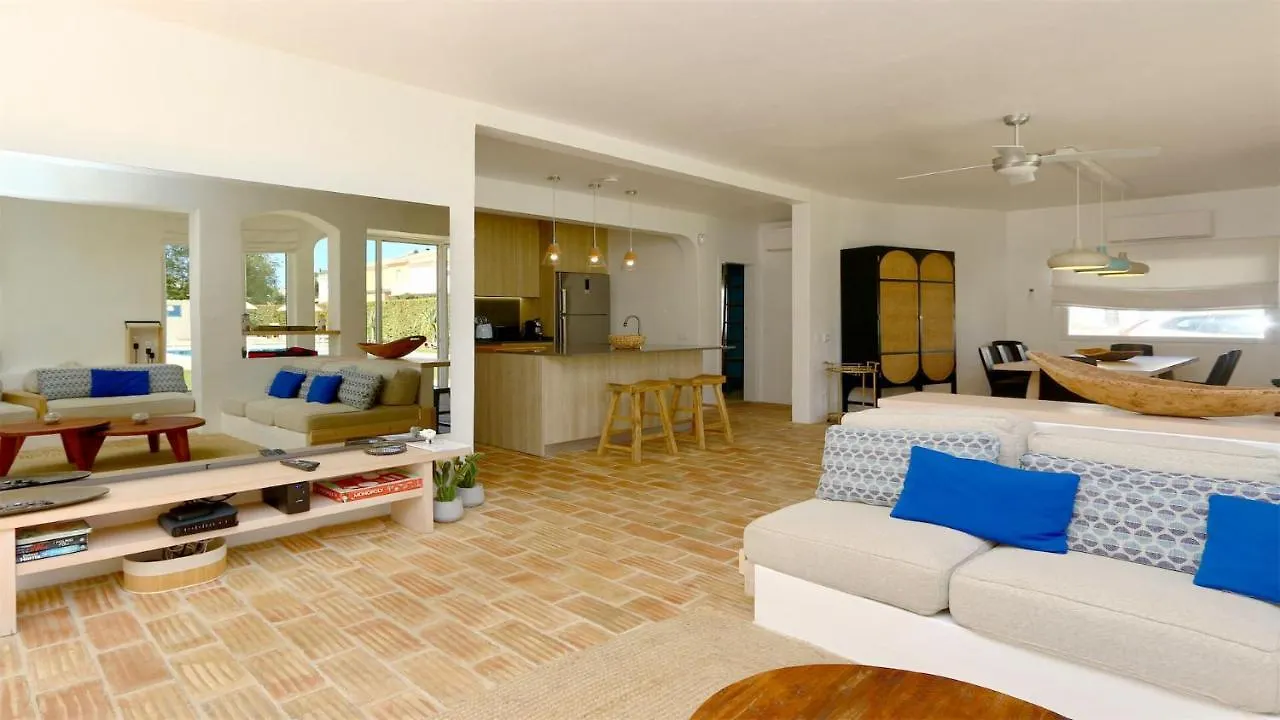 Villa Azul: Luxury Retreat with Private Pool and Club Access Vilamoura