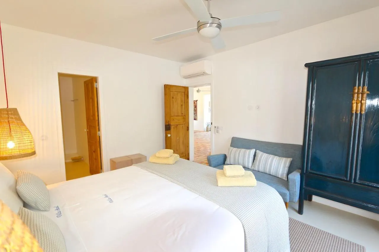 Villa Azul: Luxury Retreat with Private Pool and Club Access Vilamoura
