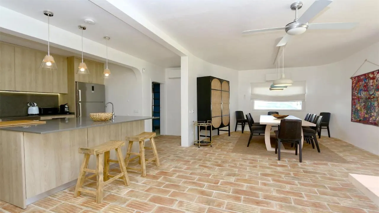 Villa Azul: Luxury Retreat with Private Pool and Club Access Vilamoura