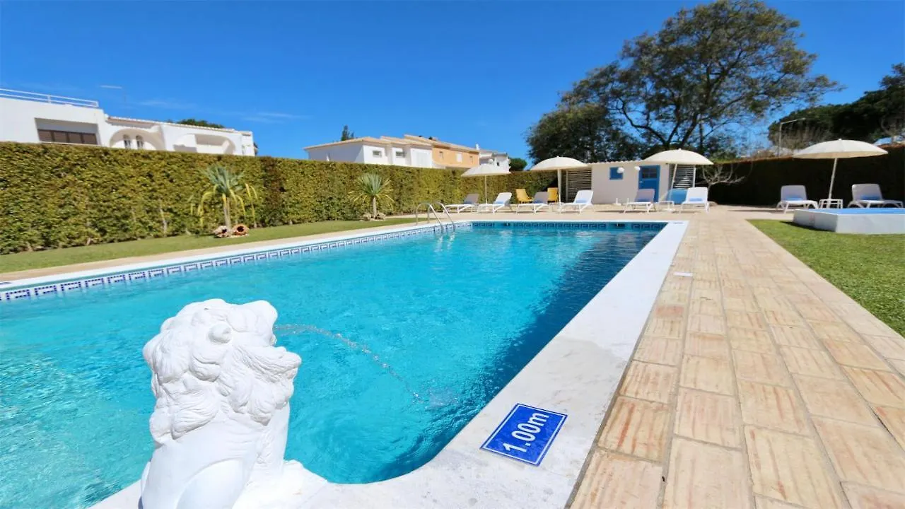 Villa Azul: Luxury Retreat with Private Pool and Club Access Vilamoura