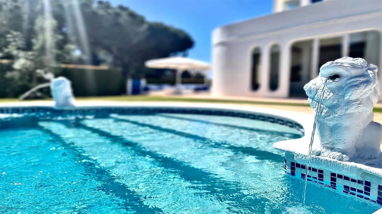 Villa Azul: Luxury Retreat with Private Pool and Club Access Vilamoura