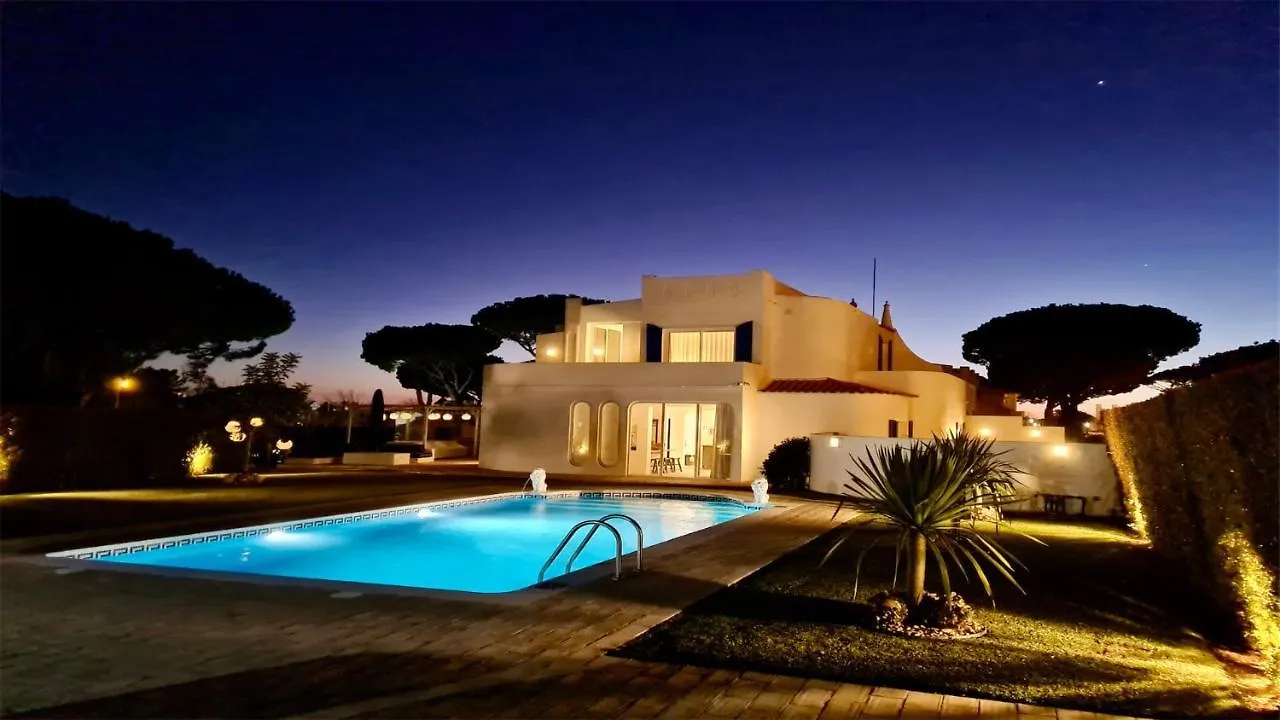 Villa Azul: Luxury Retreat with Private Pool and Club Access Vilamoura