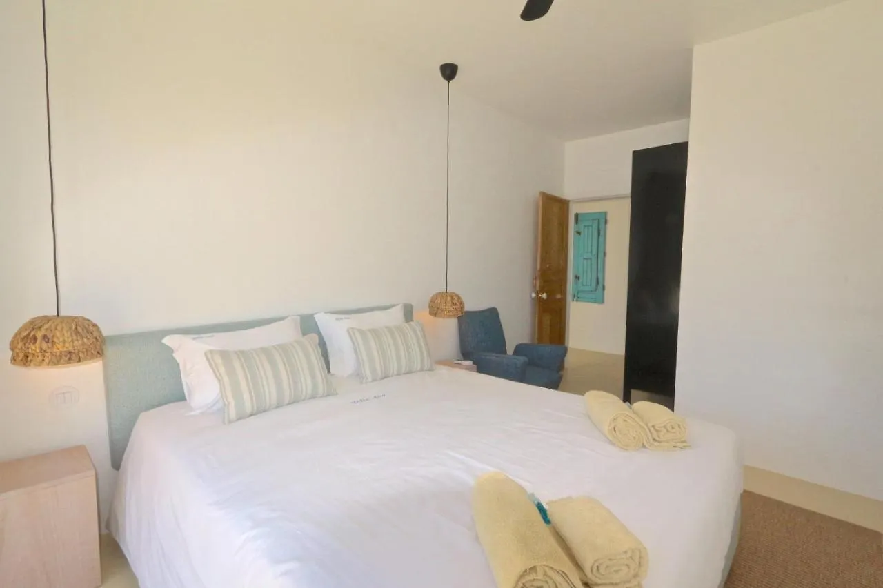 Villa Azul: Luxury Retreat with Private Pool and Club Access Vilamoura