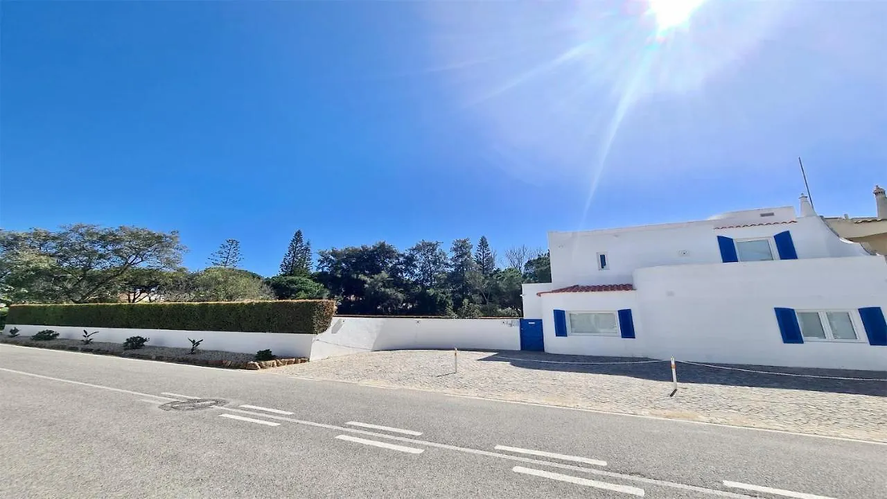 Villa Azul: Luxury Retreat with Private Pool and Club Access Vilamoura