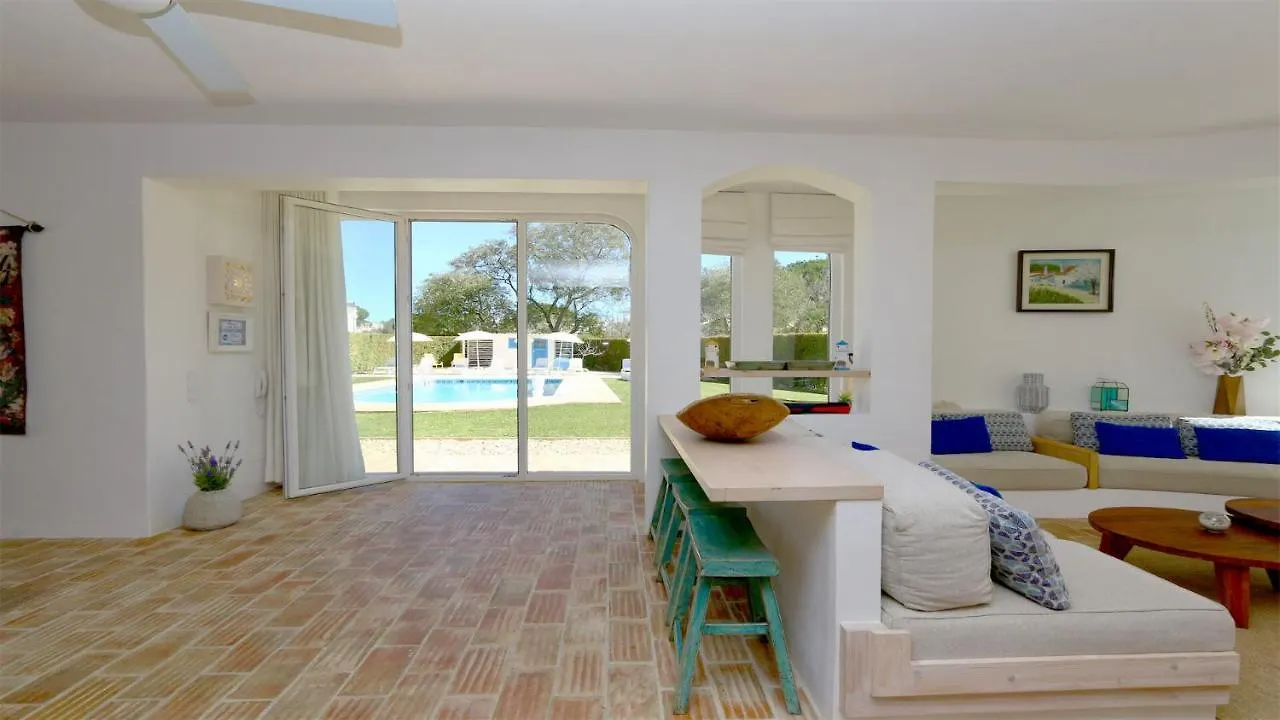 Villa Azul: Luxury Retreat with Private Pool and Club Access Vilamoura