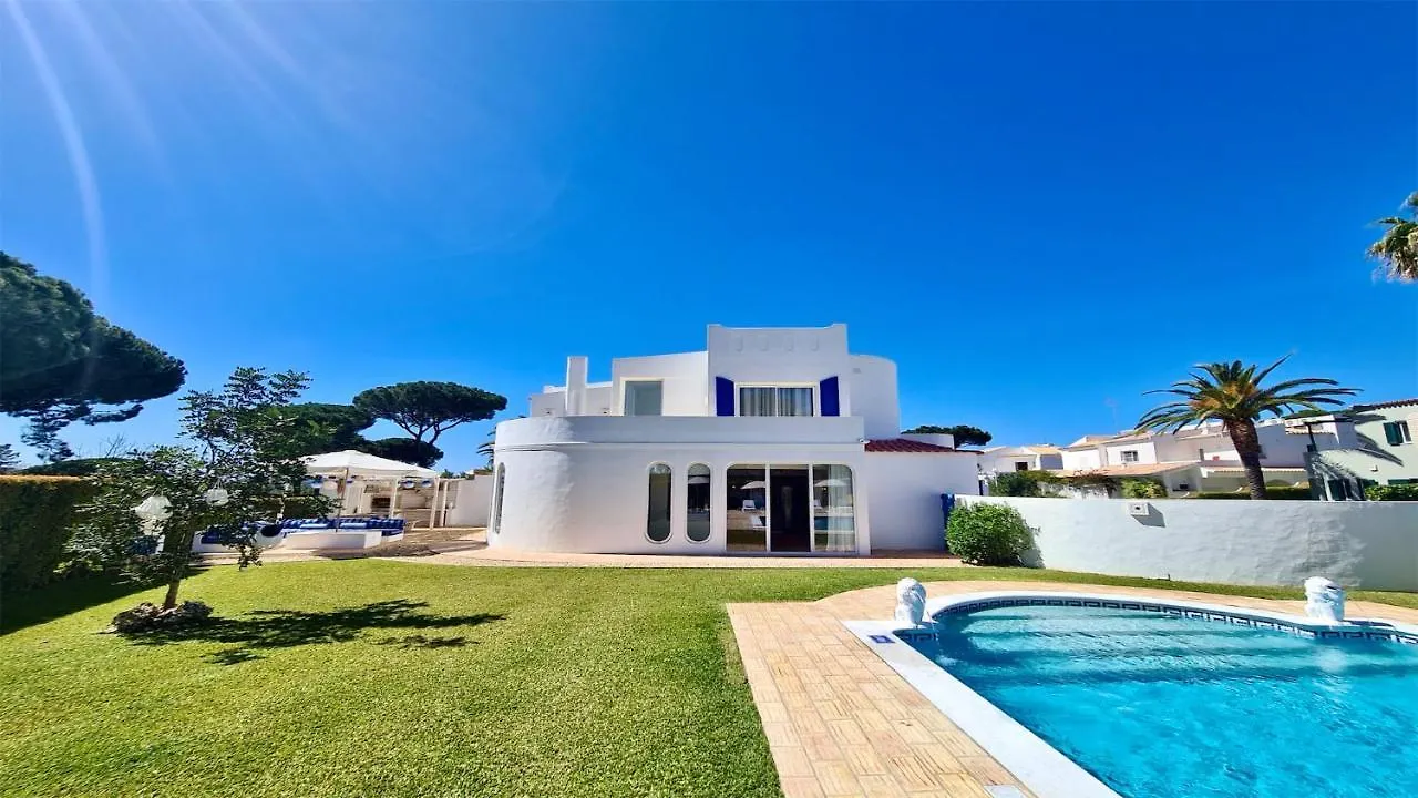 Villa Azul: Luxury Retreat with Private Pool and Club Access Vilamoura