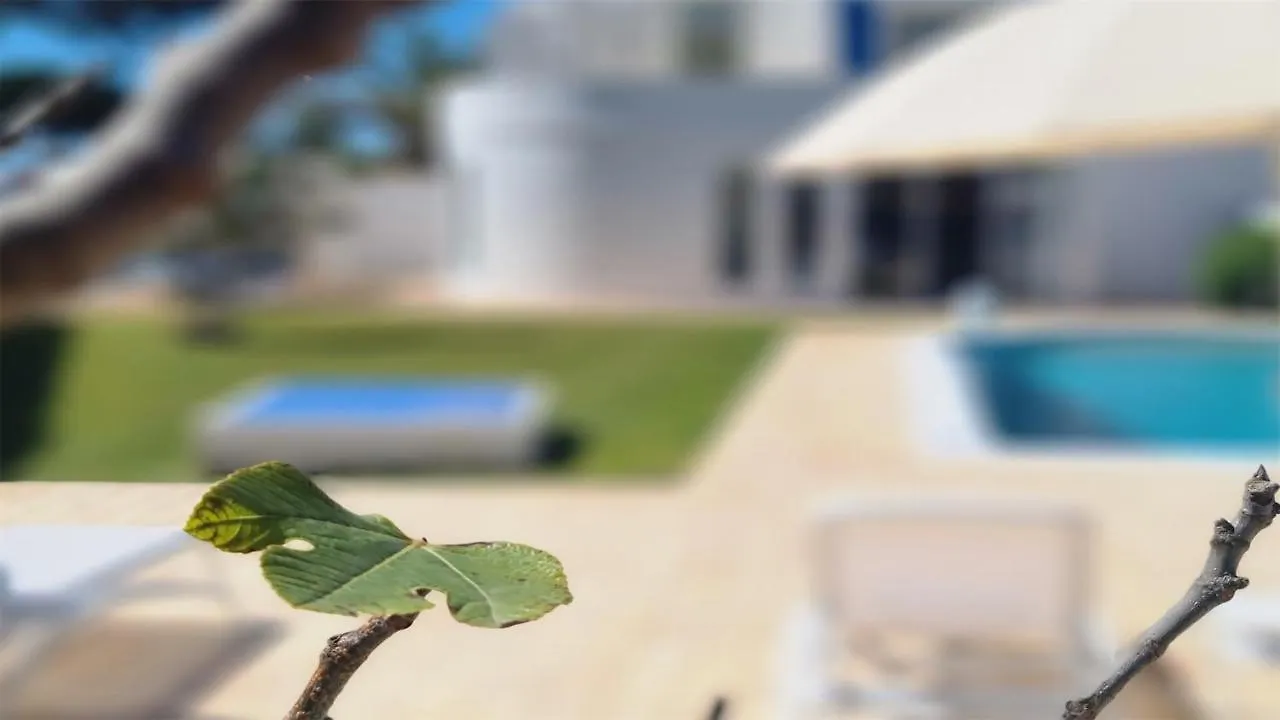 Villa Azul: Luxury Retreat with Private Pool and Club Access Vilamoura