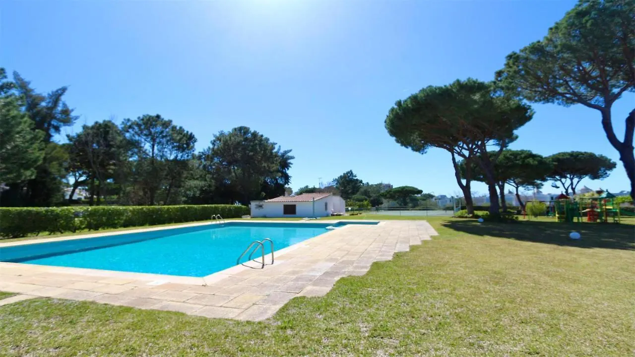 Villa Azul: Luxury Retreat with Private Pool and Club Access Vilamoura