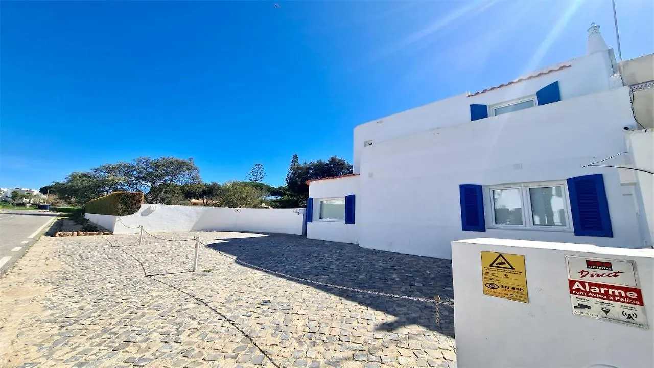 Villa Azul: Luxury Retreat with Private Pool and Club Access Vilamoura