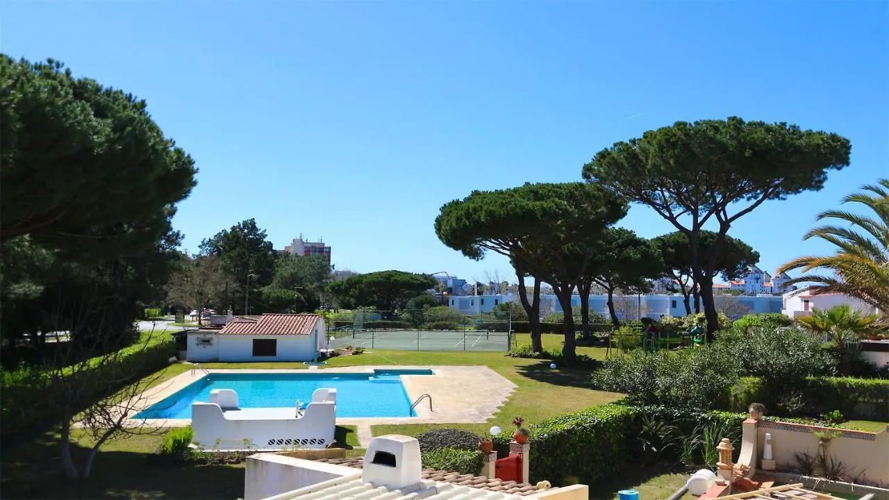 Villa Azul: Luxury Retreat with Private Pool and Club Access Vilamoura